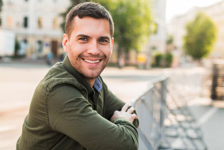 files/retrato-de-sorrindo-restolho-homem-ao-ar-livre_23-2148193893.avif